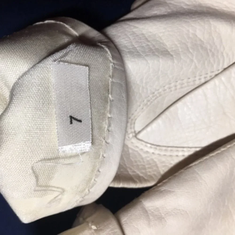 Vintage Timeless Dressy Soft Leather Gloves Ivory Color Wrist Length Size 7